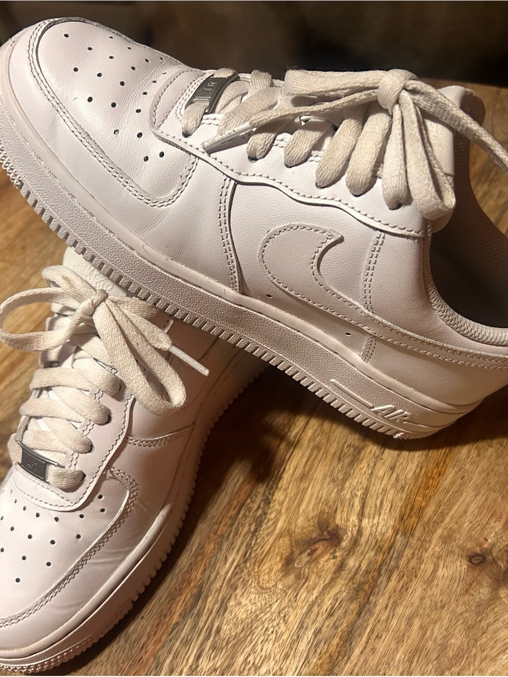 Classic Low-Top White Leather Sneakers with Subtle Branding